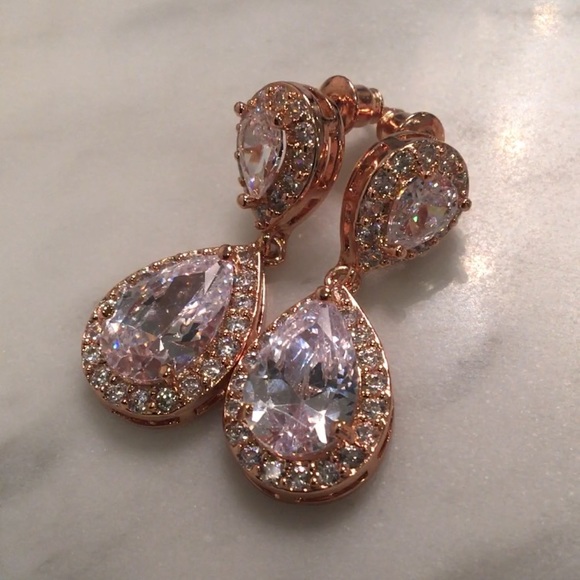Rose gold drop pear cut earrings - Picture 3 of 4